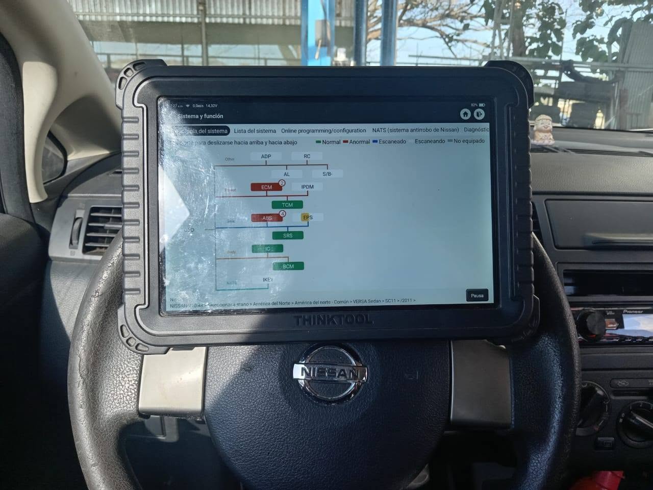 Diagnóstico electrónico profesional con equipo de análisis vehicular en Zona Automotriz Santa Cruz